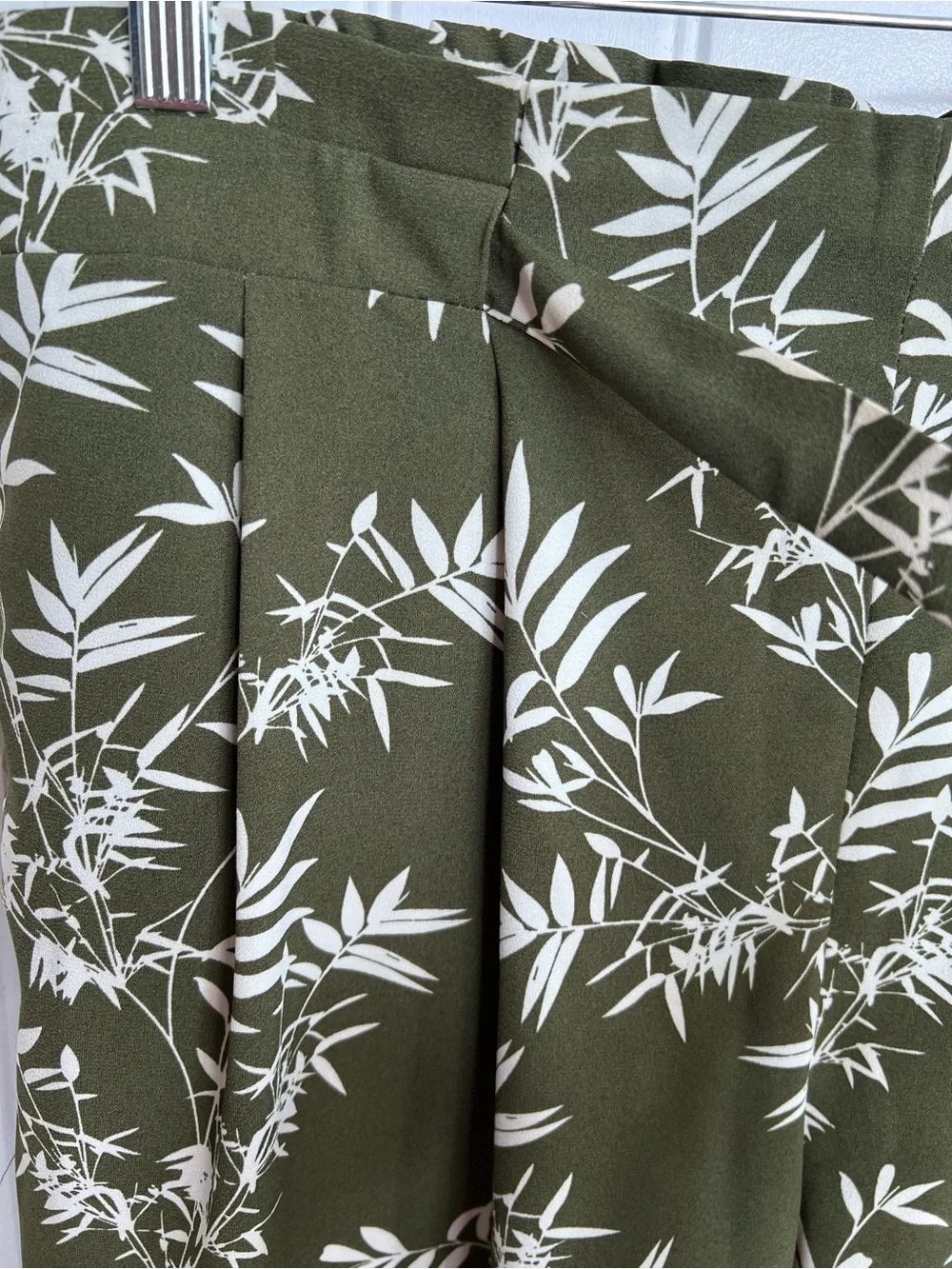 Worthington Olive Green Wide-Leg Floral Print Pants with Tie‎ Waist. Size Large.